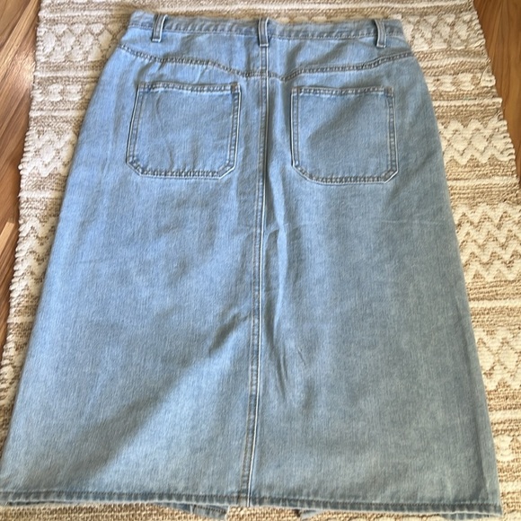 Denim Button-Front Skirt 🆕 - Picture 4 of 12
